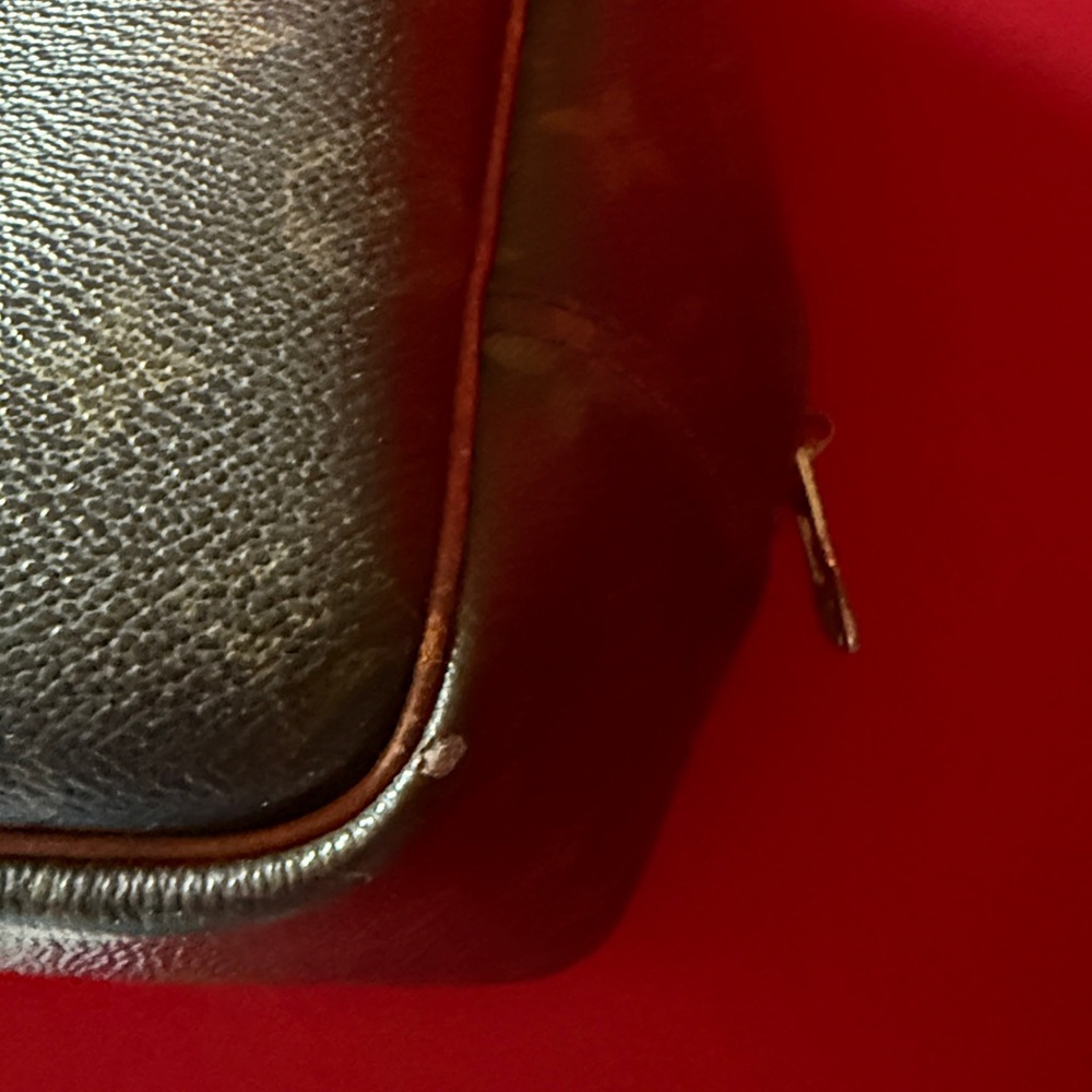 Have to sell ! Make me a reasonable offer ! 2000 Louis Vuitton bag - Picture 6 of 8